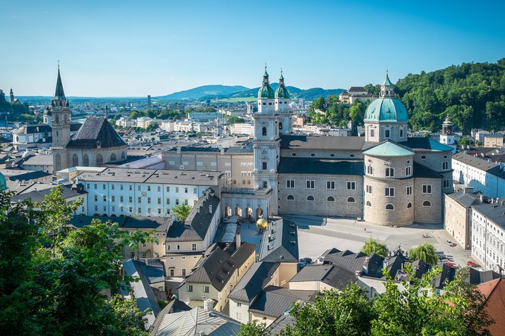 Salzburg mit Blick auf den Dom und das Domquartier