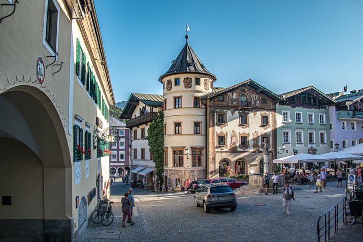 Der Markt Berchtesgaden ist gesäumt mit vielen Geschäften, Cafés und Gaststätten. 