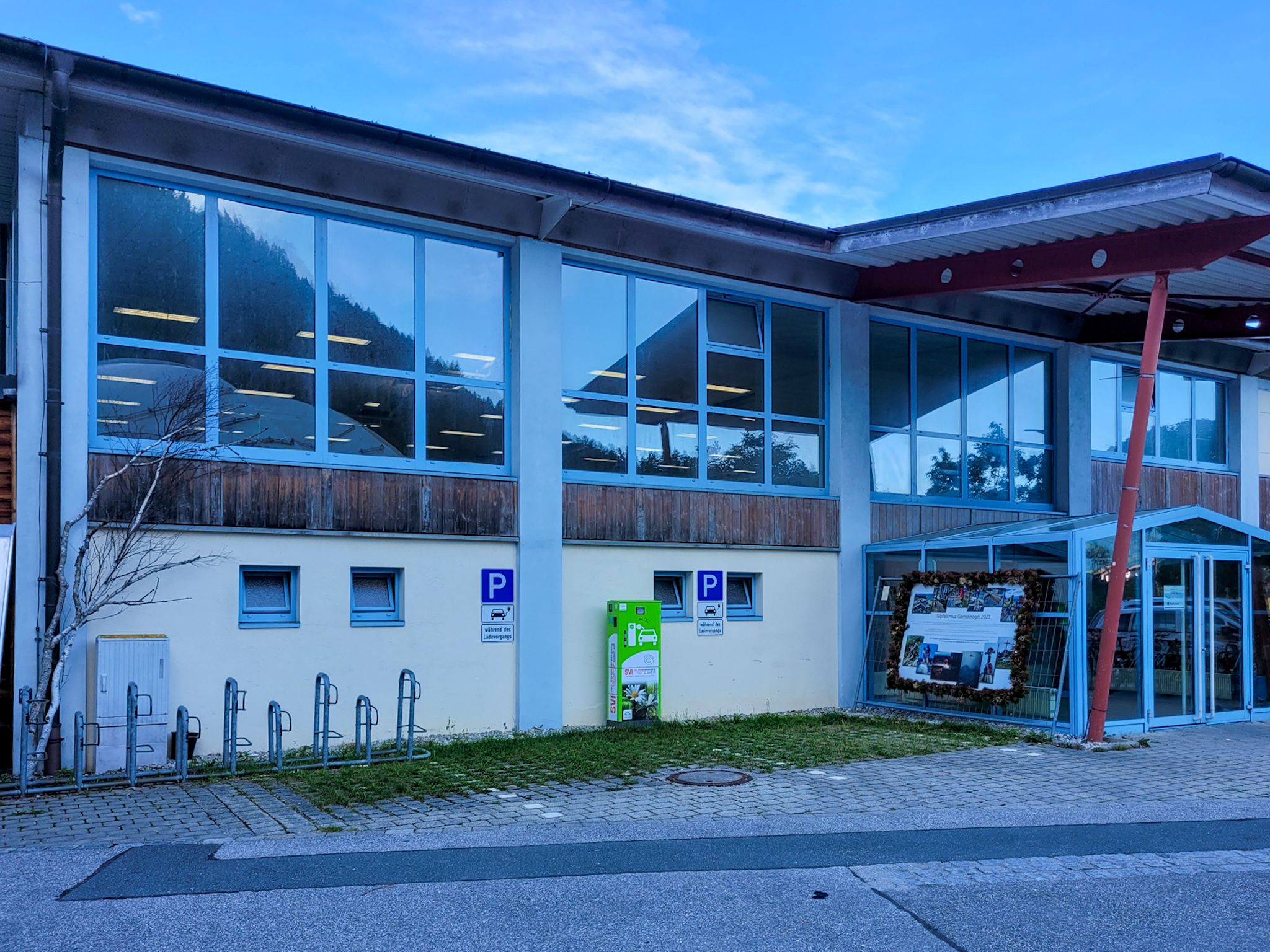 Ladesäule für E-Autos an der Max Aicher Arena