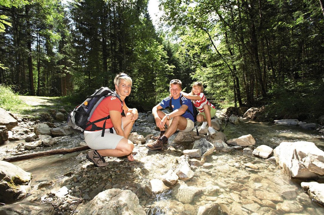 Familie am Wasser