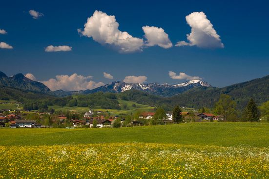 Inzell im Frühling - der Blick von Einsiedl Richtung Adlgaß