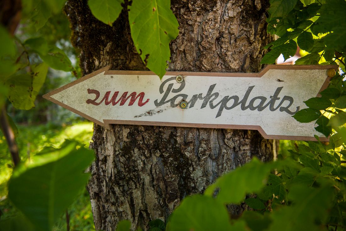 Wegweißer Parkplatz