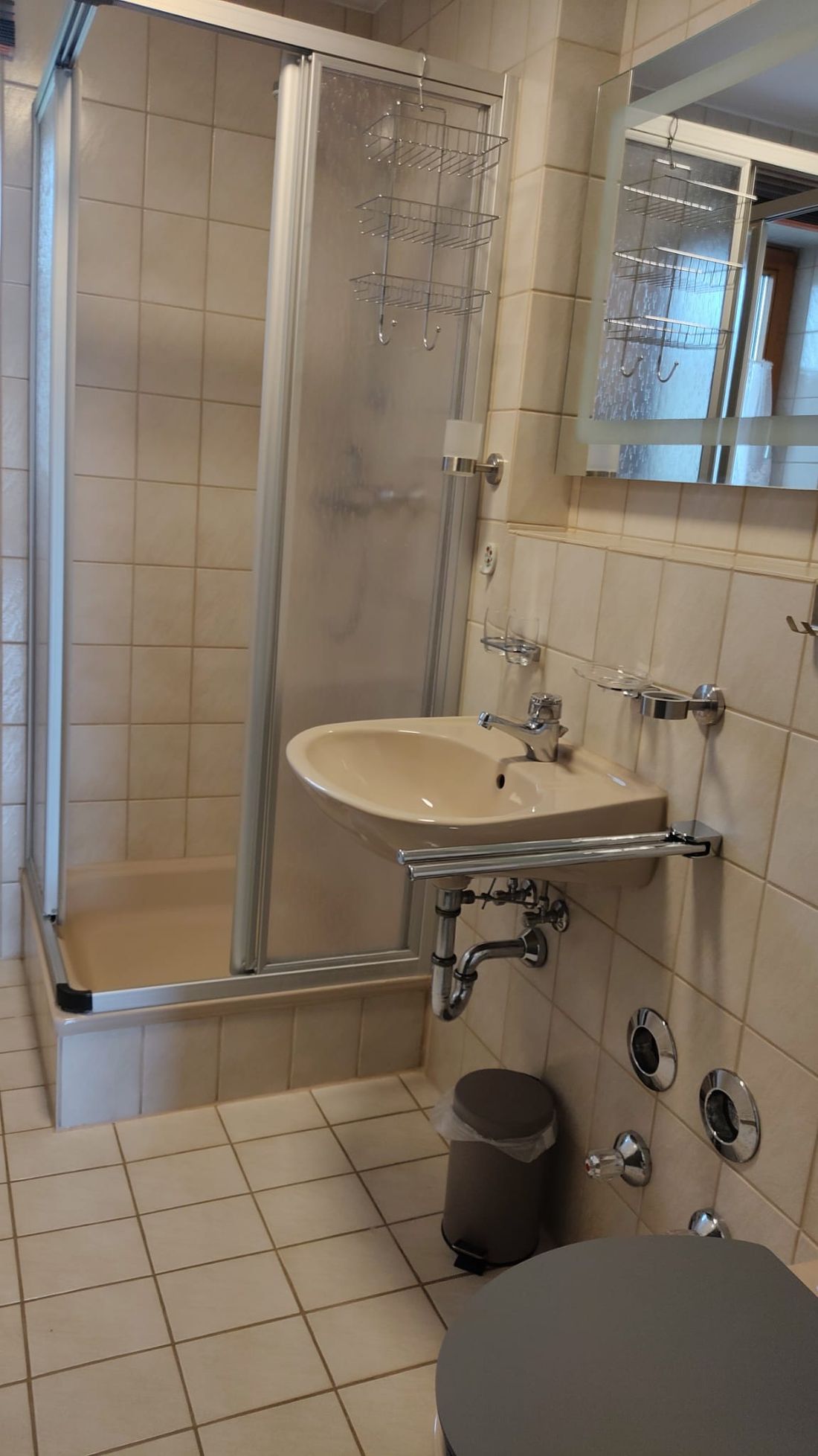 Dusche und Waschbecken