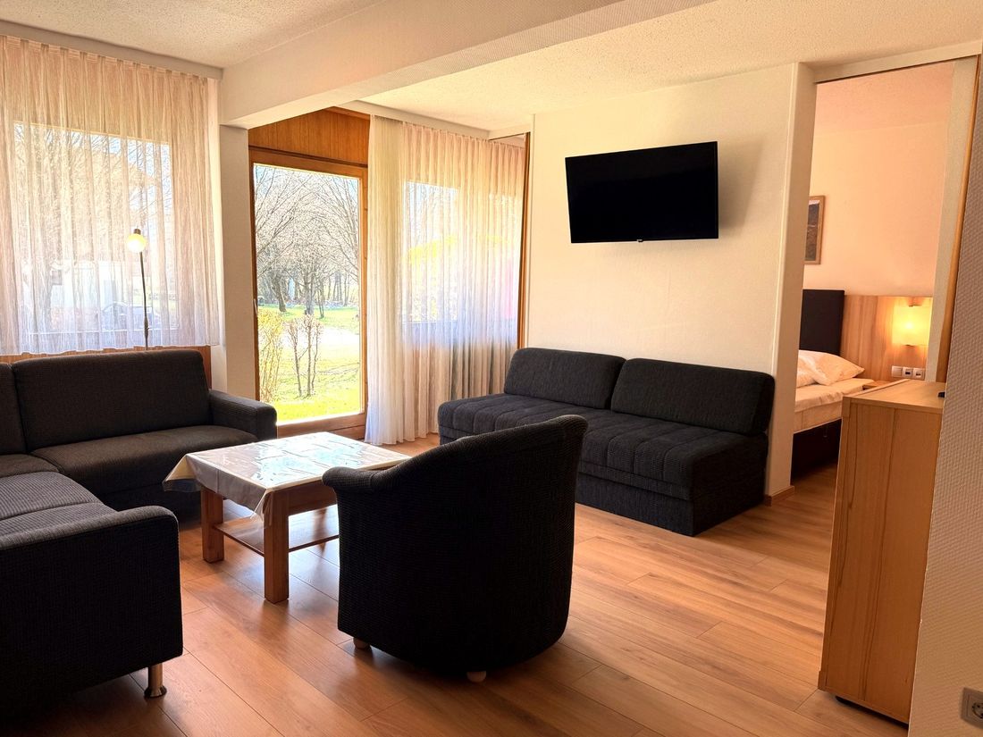 Helles Wohnzimmer mit direktem Zugang zur Terrasse