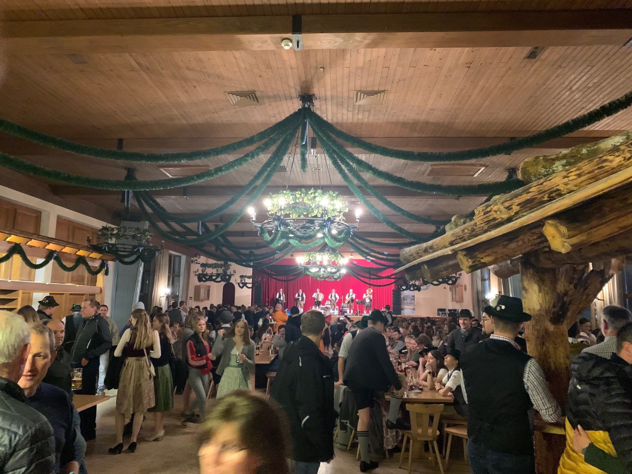 inzell festsaal innen publikum