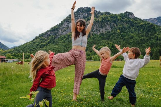Familienyoga im Park