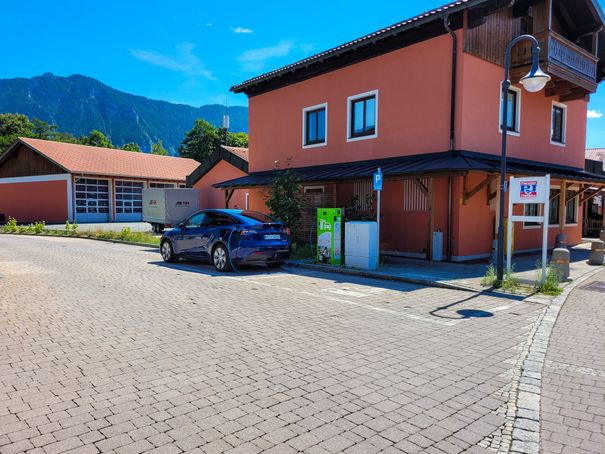 E-Ladesäule an der Raiffeisenbank