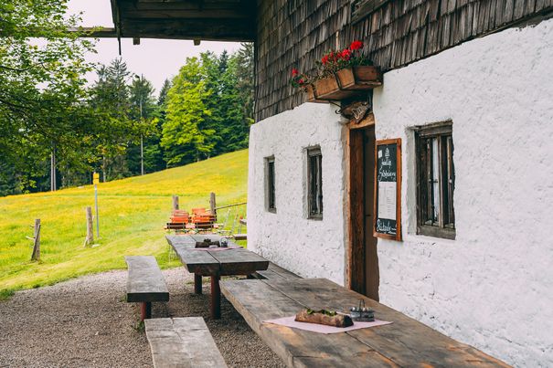 Die Bäckeralm Inzell liegt am Teisenberg und bietet einen schönen Ausblick ins Inzeller Talbecken. 