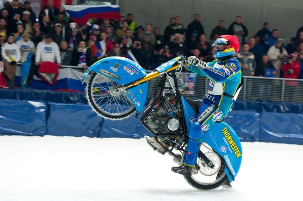 inzell-winter-eishalle-max-aicher-arena-eisspeedway-action-wheely