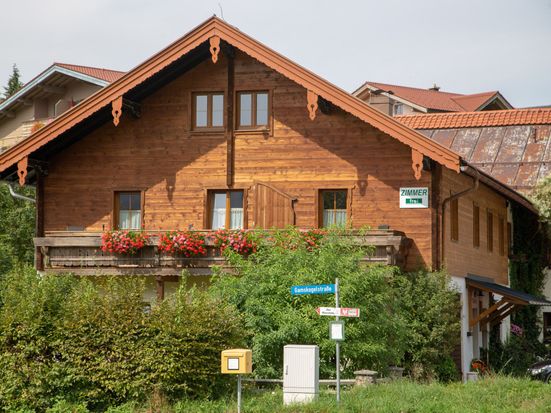 Hausansicht im Sommer
