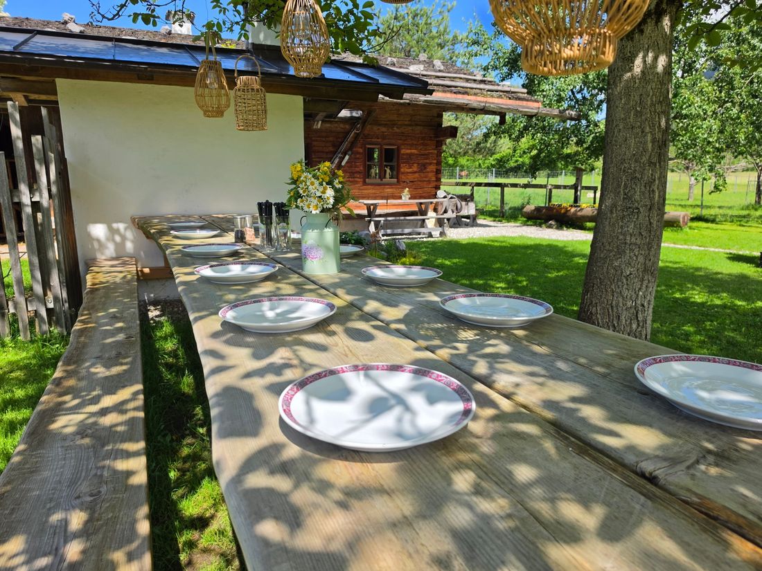 Gemeinsame Grillabend an unserer langen Holztafel im Garten