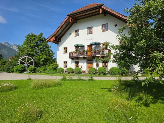 Die geräumigen Ferienwohnungen befinden sich in der historischen Mühle, die detailverliebt restauriert wurde