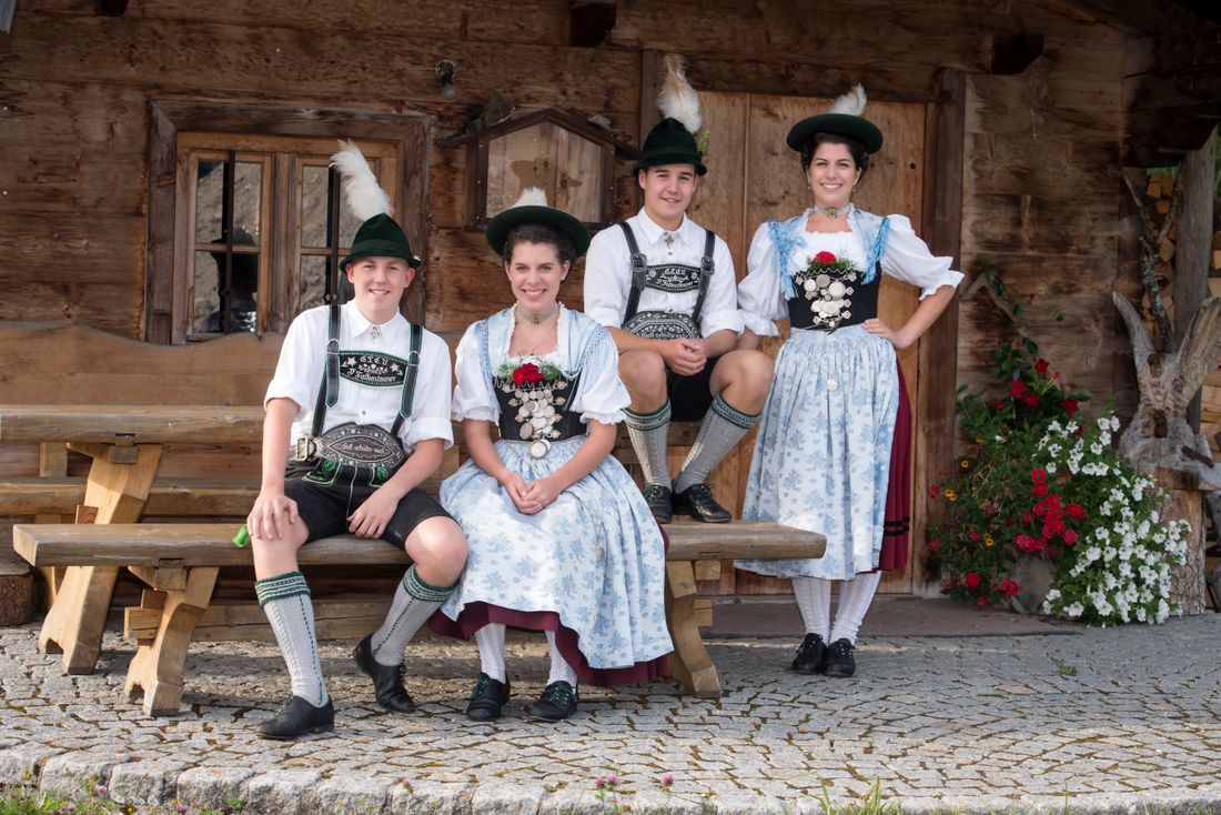 inzell-sommer-brauchtum-paare-huette_2