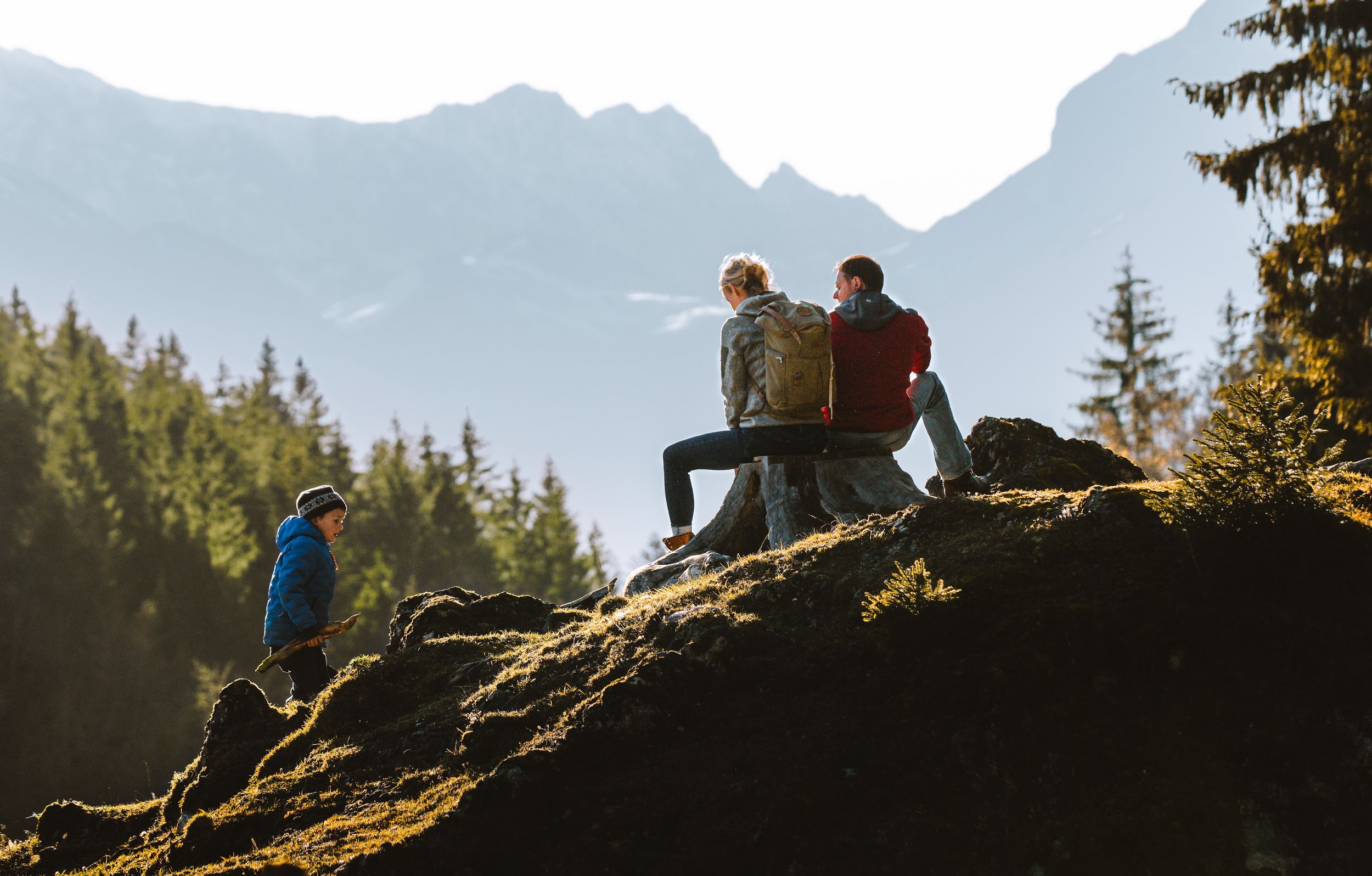 Wanderer im herbstlichen Chiemgau