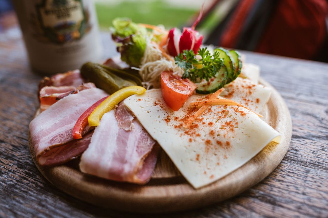 Brotzeit mit Speck und Käse auf der Harbachalm
