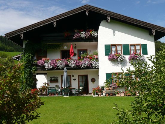 Hausansicht im Sommer