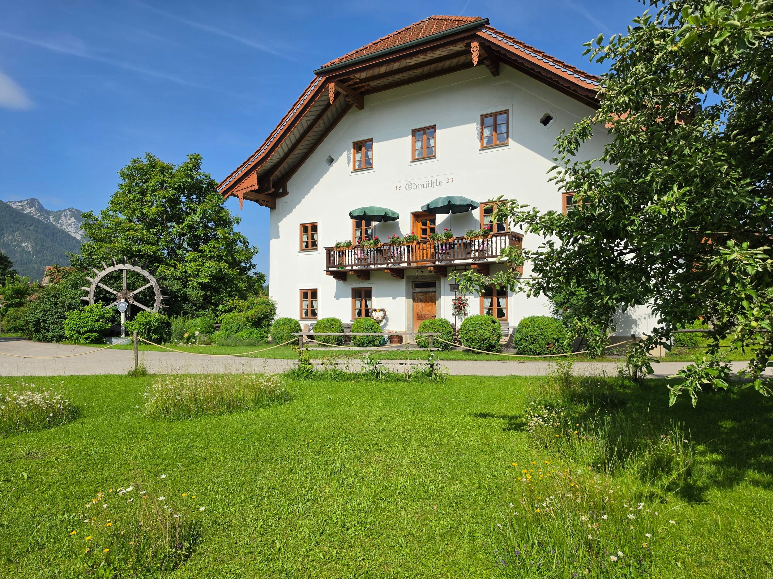 Die geräumigen Ferienwohnungen befinden sich in der historischen Mühle, die detailverliebt restauriert wurde